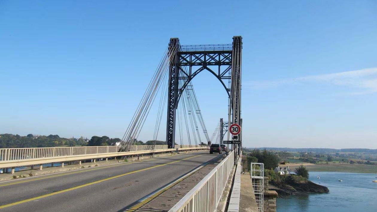 Photo actuelle du Pont de Lézardrieux, montrant une structure métallique rénovée avec un ciel bleu clair en arrière-plan