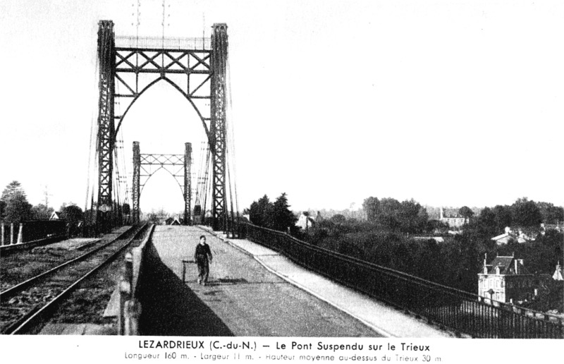 Ancienne photo en noir et blanc du Pont de Lézardrieux avant sa rénovation, avec des bateaux visibles en arrière-plan